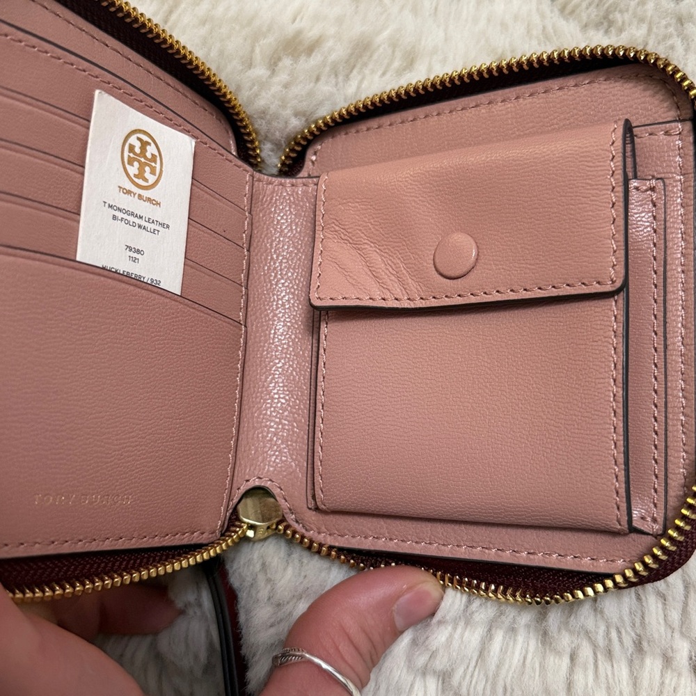 ✨ Tory Burch Leather Bi-Fold Wallet✨ - Picture 16 of 16